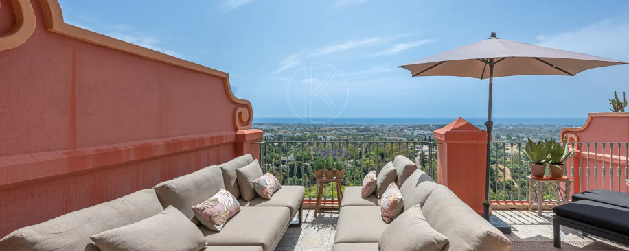 Exclusivo Dúplex Reformado con Vistas Panorámicas al Mar en La Quinta, Benahavís