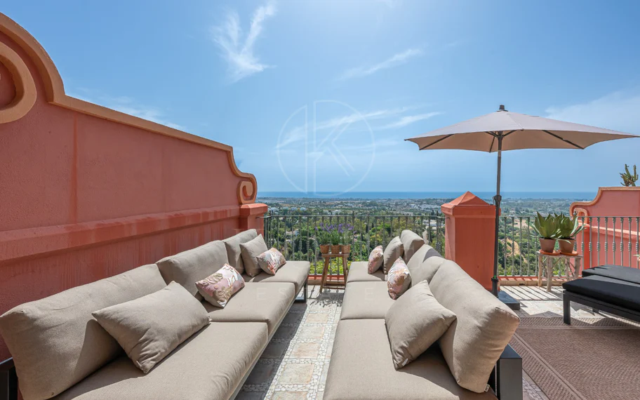 Exclusivo Dúplex Reformado con Vistas Panorámicas al Mar en La Quinta, Benahavís
