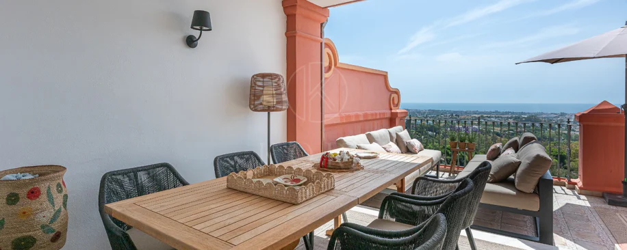 Exclusivo Dúplex Reformado con Vistas Panorámicas al Mar en La Quinta, Benahavís