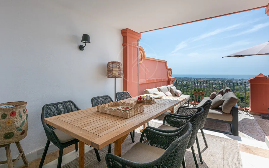 Exclusivo Dúplex Reformado con Vistas Panorámicas al Mar en La Quinta, Benahavís
