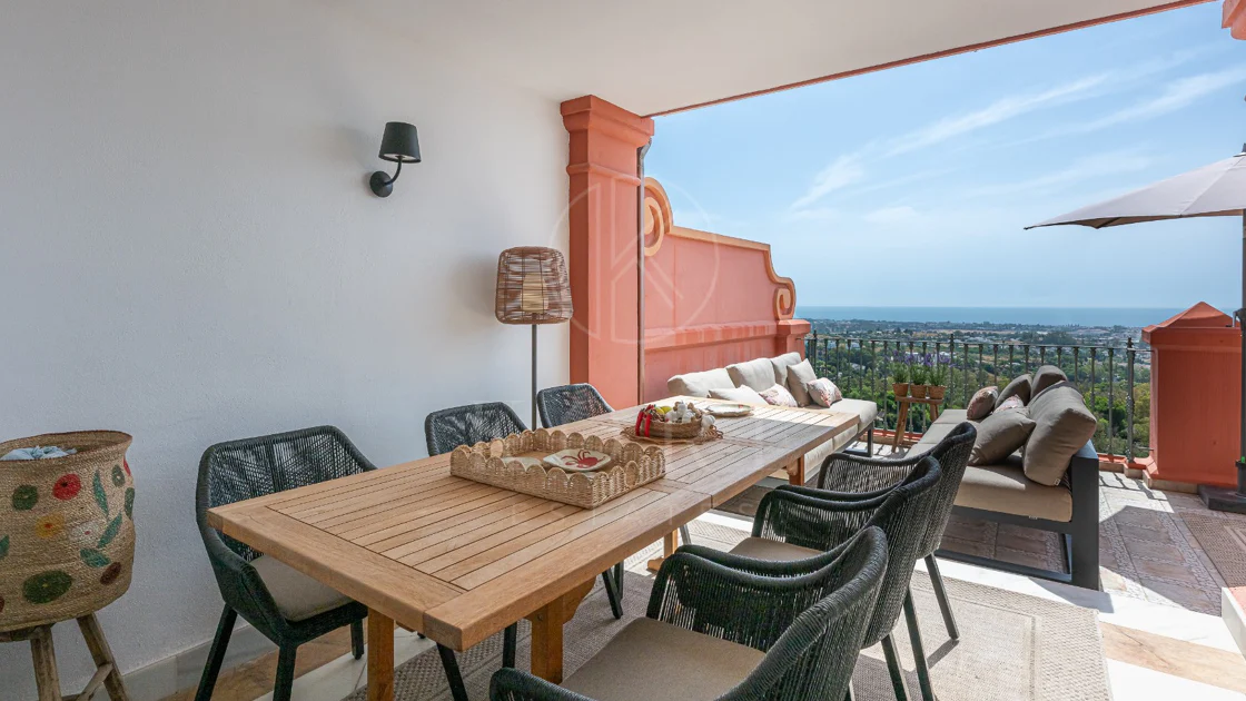 Exclusivo Dúplex Reformado con Vistas Panorámicas al Mar en La Quinta, Benahavís