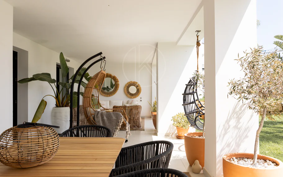 Elegante Apartamento de Diseño en Venta en Mirador de Estepona Hills con Licencia de Alquiler