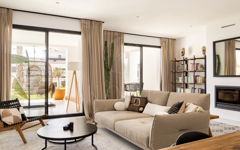 Elegante Apartamento de Diseño en Venta en Mirador de Estepona Hills con Licencia de Alquiler