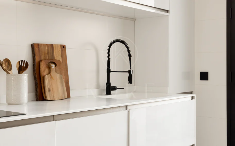 Elegante Apartamento de Diseño en Venta en Mirador de Estepona Hills con Licencia de Alquiler