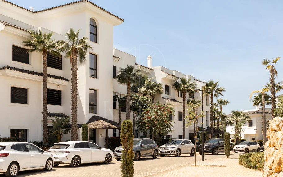 Elegante Apartamento de Diseño en Venta en Mirador de Estepona Hills con Licencia de Alquiler