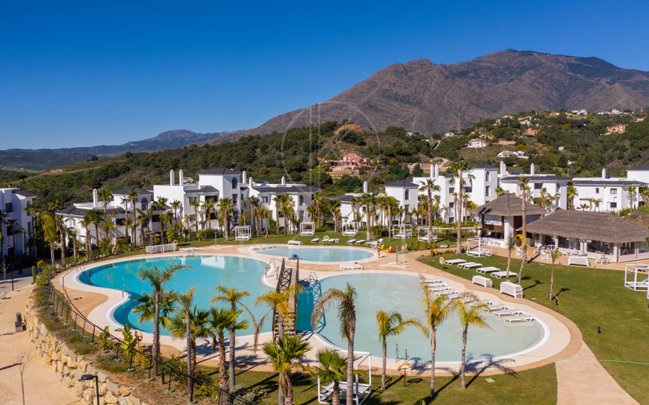 Elegante Apartamento de Diseño en Venta en Mirador de Estepona Hills con Licencia de Alquiler