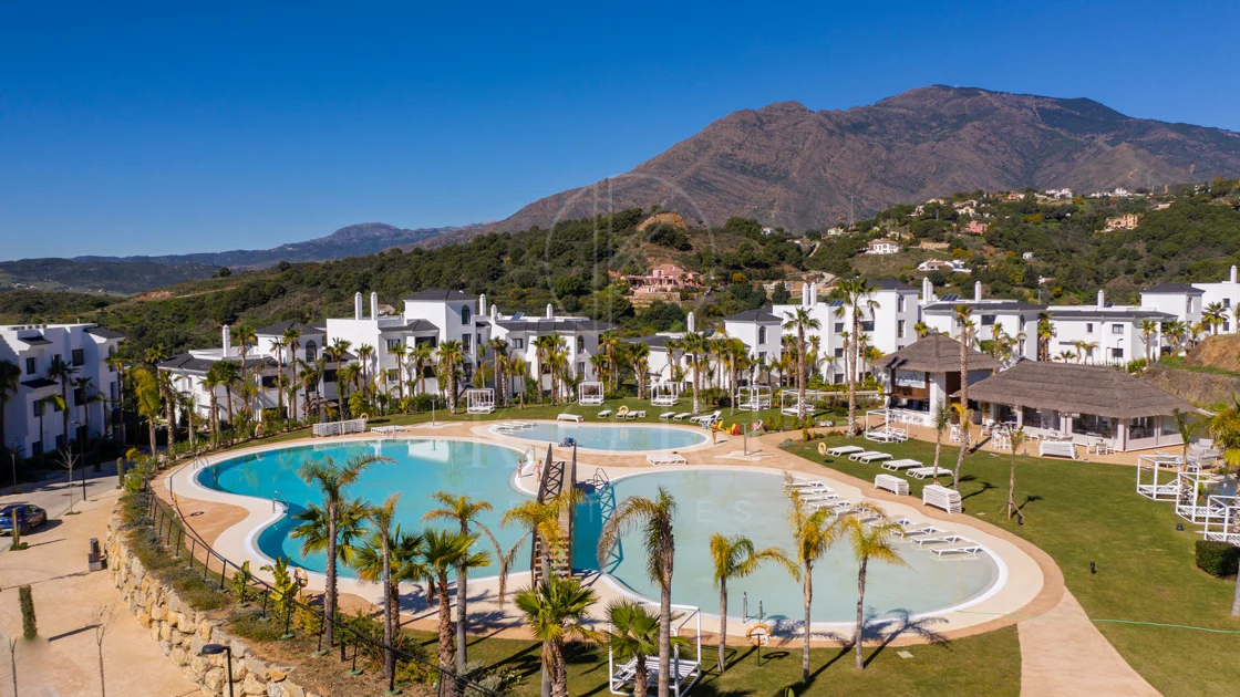 Elegante Apartamento de Diseño en Venta en Mirador de Estepona Hills con Licencia de Alquiler
