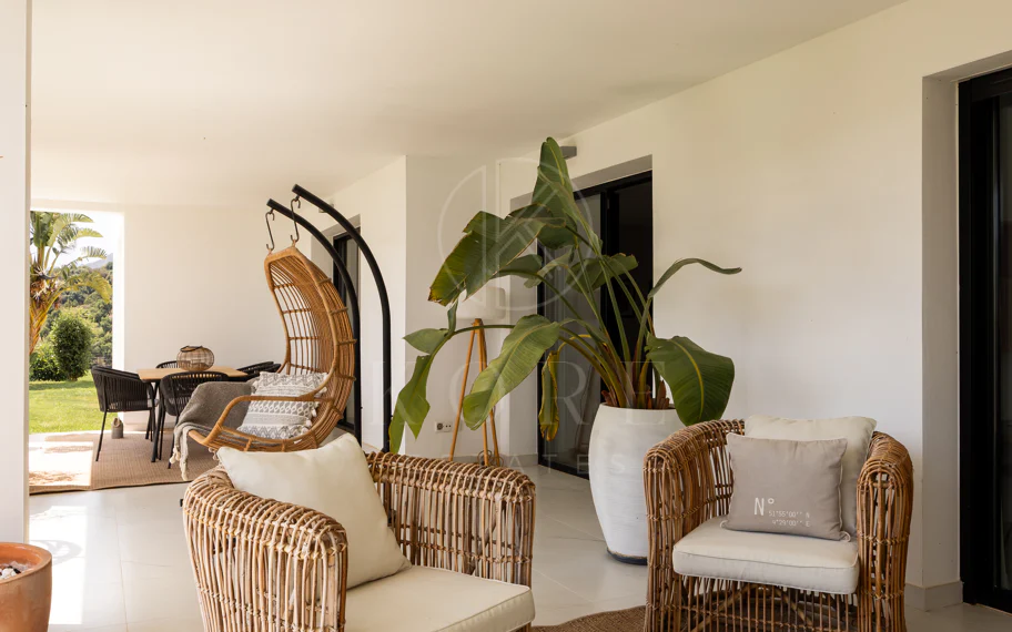 Elegante Apartamento de Diseño en Venta en Mirador de Estepona Hills con Licencia de Alquiler