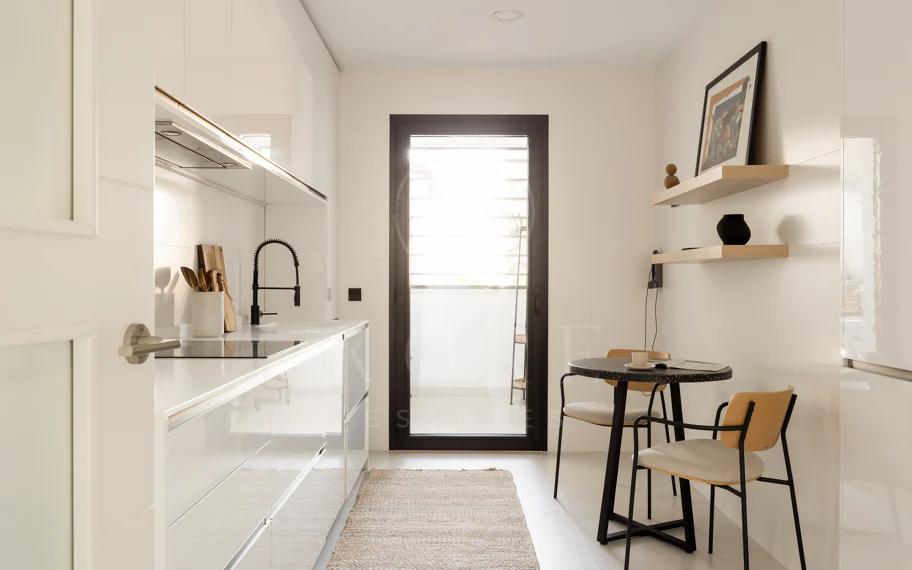 Elegante Apartamento de Diseño en Venta en Mirador de Estepona Hills con Licencia de Alquiler