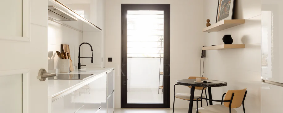 Elegante Apartamento de Diseño en Venta en Mirador de Estepona Hills con Licencia de Alquiler