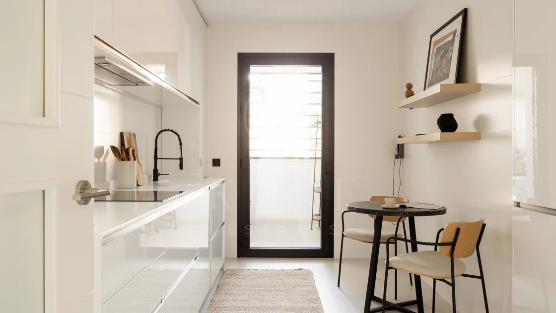 Elegante Apartamento de Diseño en Venta en Mirador de Estepona Hills con Licencia de Alquiler