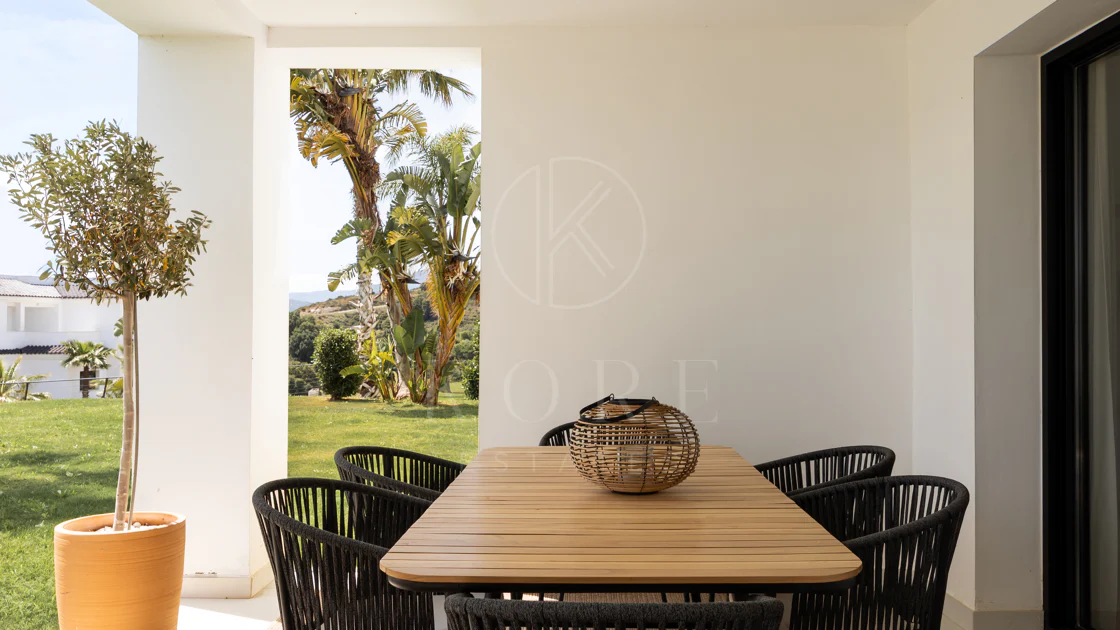 Elegante Apartamento de Diseño en Venta en Mirador de Estepona Hills con Licencia de Alquiler