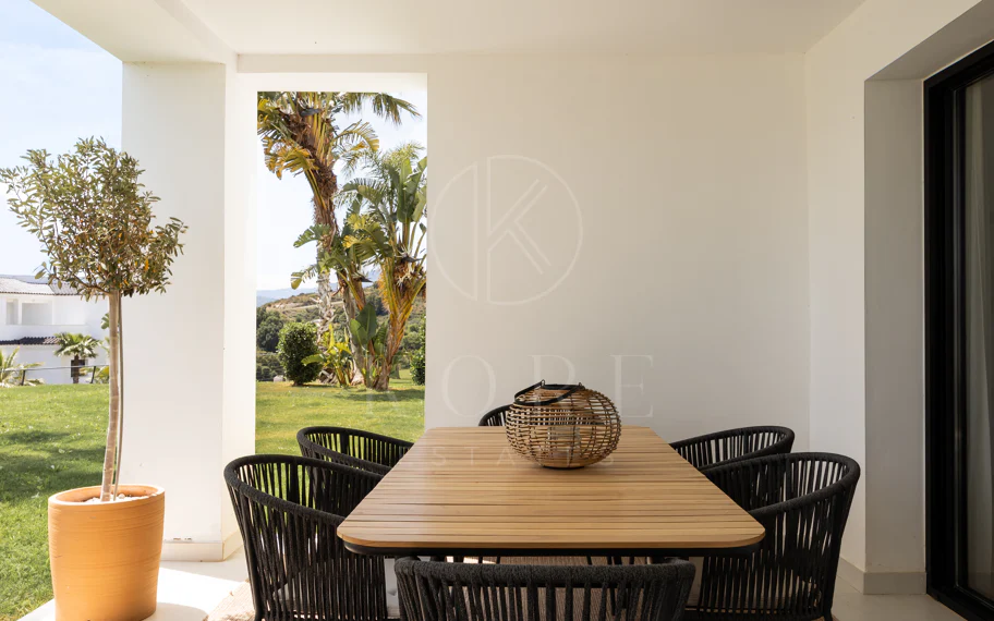 Elegante Apartamento de Diseño en Venta en Mirador de Estepona Hills con Licencia de Alquiler