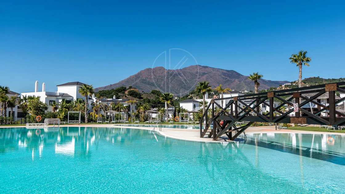 Elegante Apartamento de Diseño en Venta en Mirador de Estepona Hills con Licencia de Alquiler