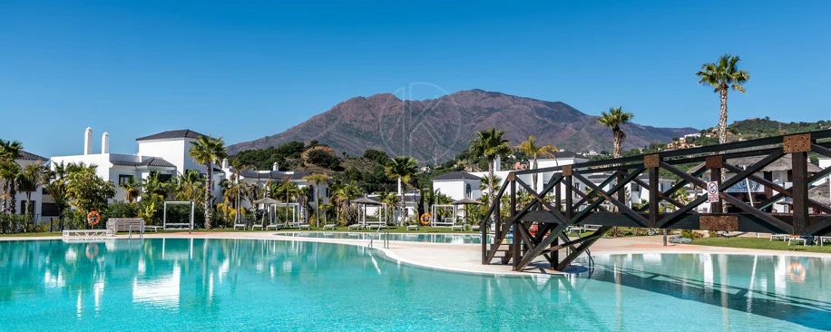 Elegante Apartamento de Diseño en Venta en Mirador de Estepona Hills con Licencia de Alquiler