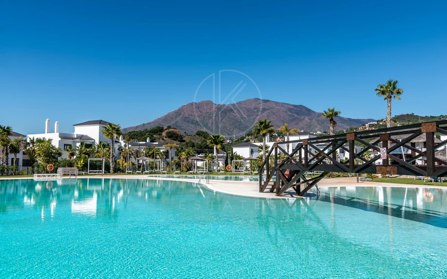 Elegante Apartamento de Diseño en Venta en Mirador de Estepona Hills con Licencia de Alquiler