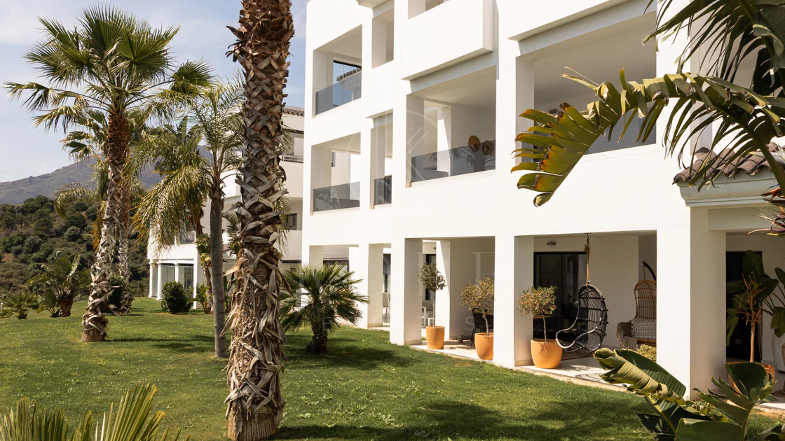 Elegante Apartamento de Diseño en Venta en Mirador de Estepona Hills con Licencia de Alquiler