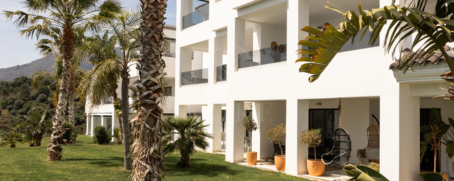 Elegante Apartamento de Diseño en Venta en Mirador de Estepona Hills con Licencia de Alquiler