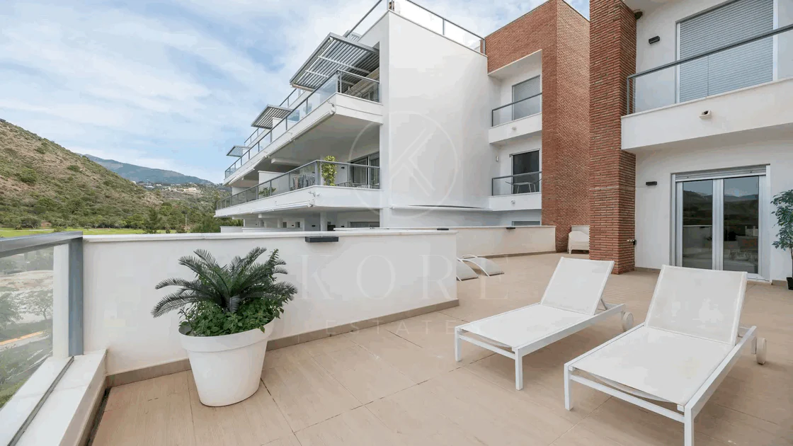 Luxury, spacious 3 bedroom Elevated Ground floor apartment in Avalon, Los Arqueros Golf
