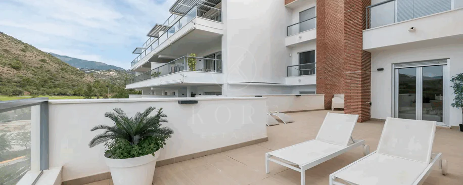 Luxury, spacious 3 bedroom Elevated Ground floor apartment in Avalon, Los Arqueros Golf
