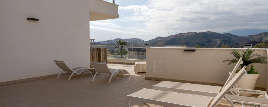 Luxury, spacious 3 bedroom Elevated Ground floor apartment in Avalon, Los Arqueros Golf