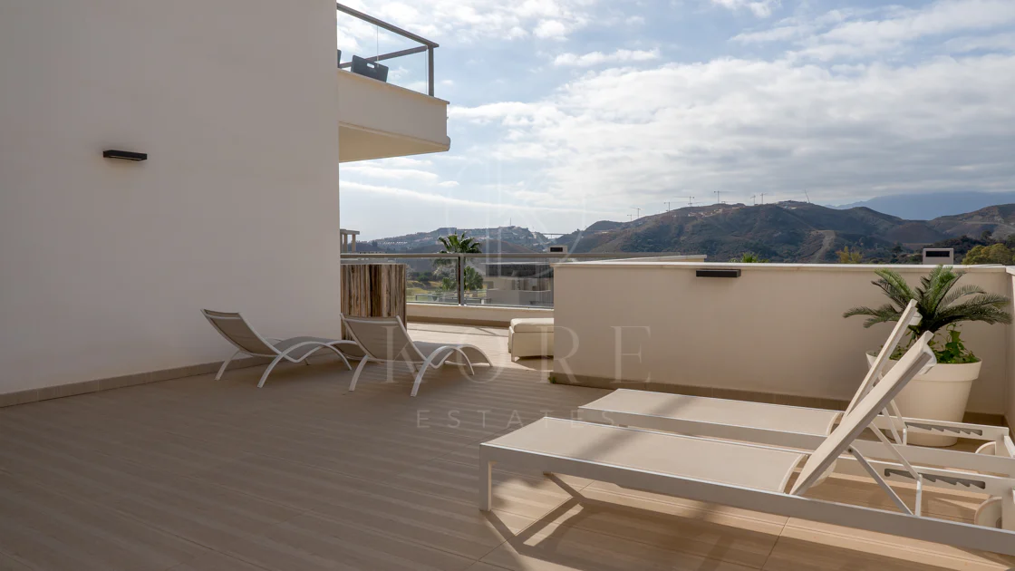 Luxury, spacious 3 bedroom Elevated Ground floor apartment in Avalon, Los Arqueros Golf
