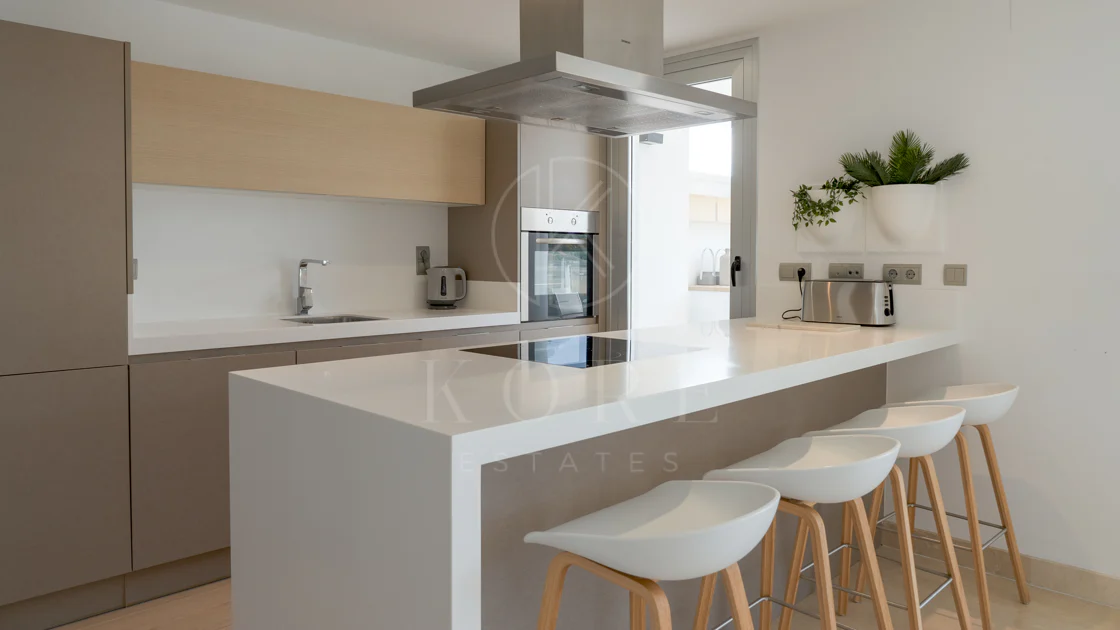 Luxury, spacious 3 bedroom Elevated Ground floor apartment in Avalon, Los Arqueros Golf