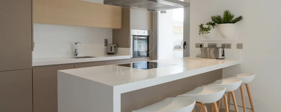 Luxury, spacious 3 bedroom Elevated Ground floor apartment in Avalon, Los Arqueros Golf