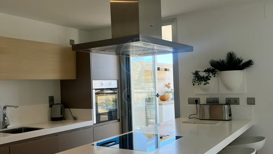 Luxury, spacious 3 bedroom Elevated Ground floor apartment in Avalon, Los Arqueros Golf