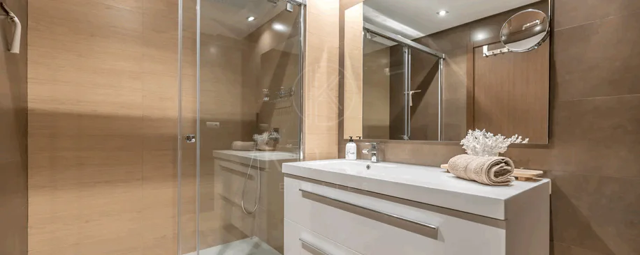 Luxury, spacious 3 bedroom Elevated Ground floor apartment in Avalon, Los Arqueros Golf