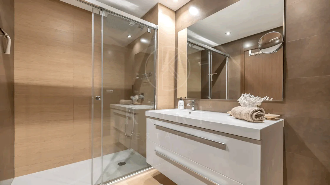 Luxury, spacious 3 bedroom Elevated Ground floor apartment in Avalon, Los Arqueros Golf