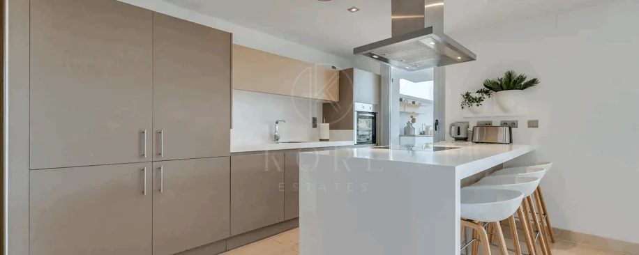 Luxury, spacious 3 bedroom Elevated Ground floor apartment in Avalon, Los Arqueros Golf