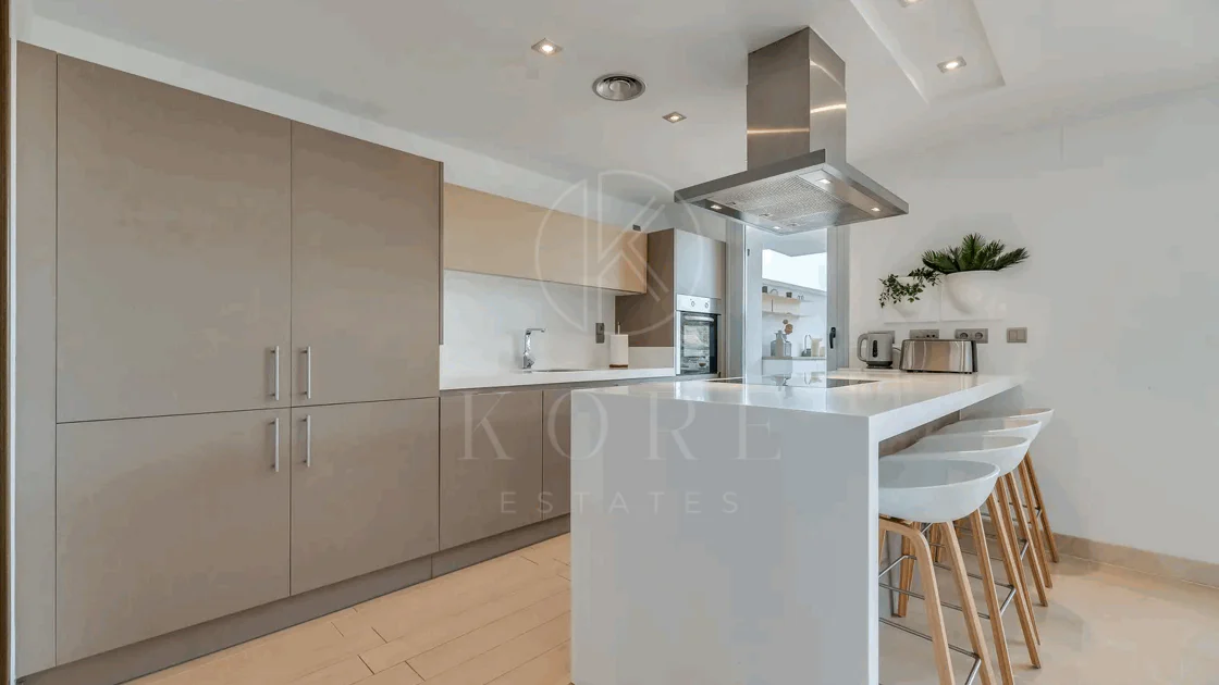 Luxury, spacious 3 bedroom Elevated Ground floor apartment in Avalon, Los Arqueros Golf