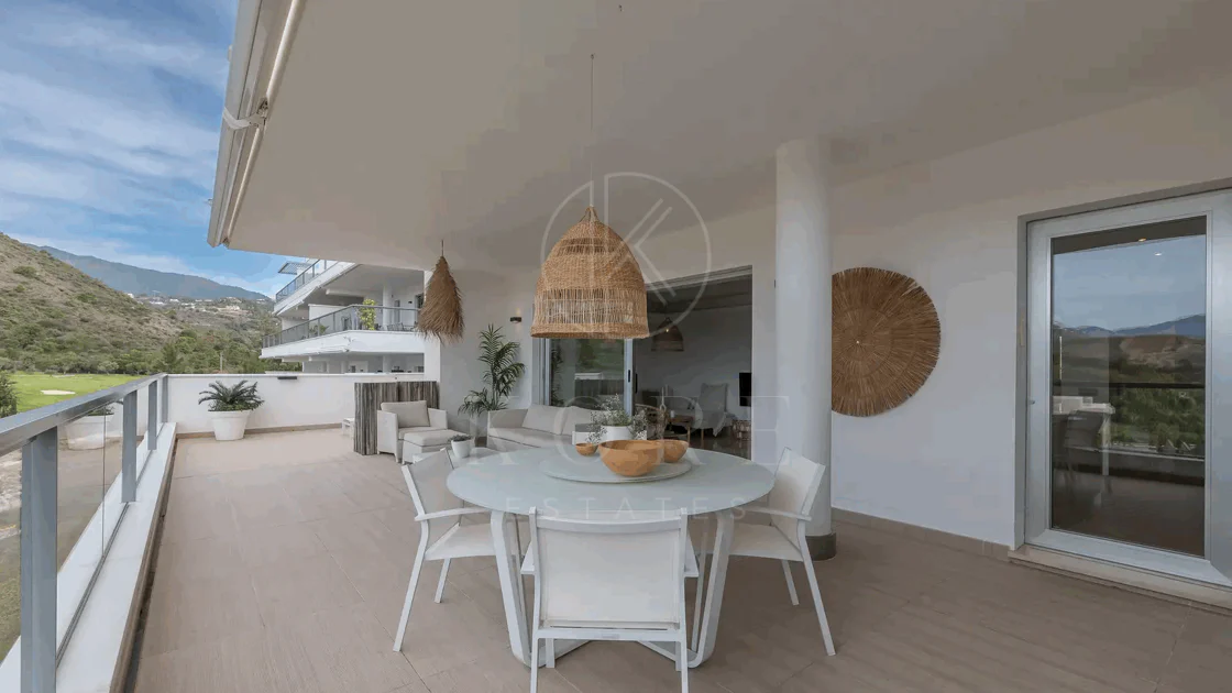 Luxury, spacious 3 bedroom Elevated Ground floor apartment in Avalon, Los Arqueros Golf