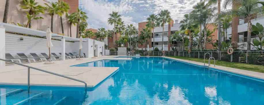 Luxury, spacious 3 bedroom Elevated Ground floor apartment in Avalon, Los Arqueros Golf