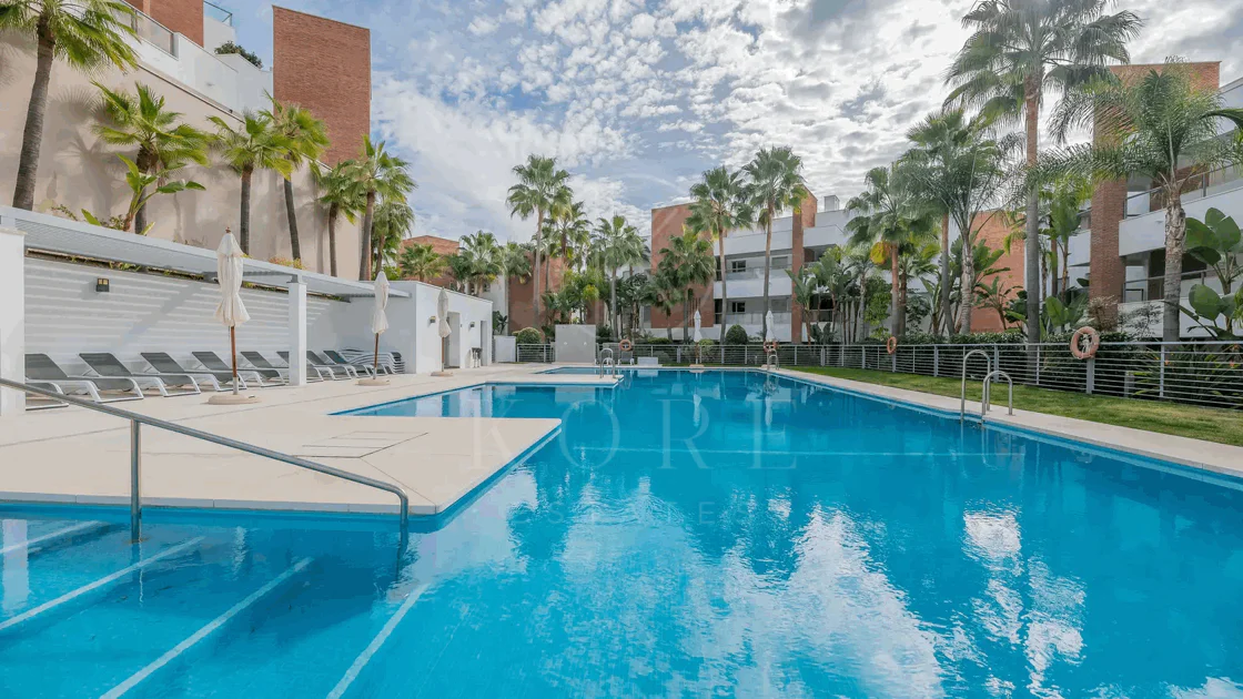 Luxury, spacious 3 bedroom Elevated Ground floor apartment in Avalon, Los Arqueros Golf