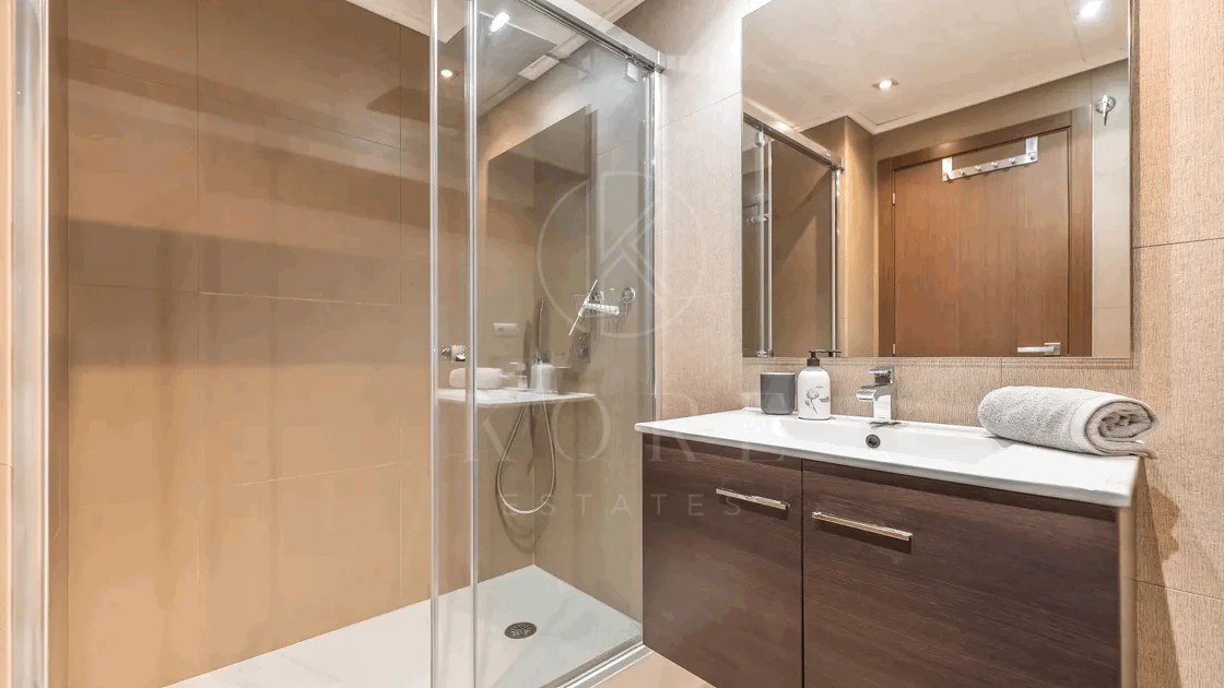 Luxury, spacious 3 bedroom Elevated Ground floor apartment in Avalon, Los Arqueros Golf
