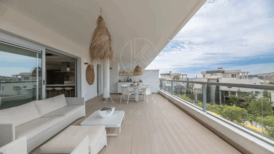 Luxury, spacious 3 bedroom Elevated Ground floor apartment in Avalon, Los Arqueros Golf