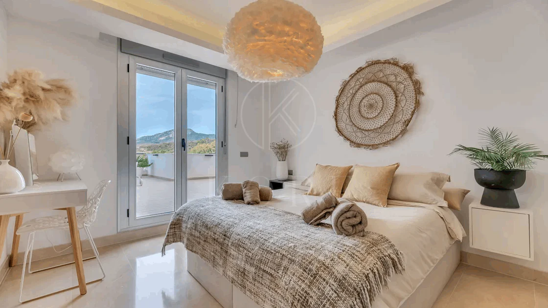 Luxury, spacious 3 bedroom Elevated Ground floor apartment in Avalon, Los Arqueros Golf