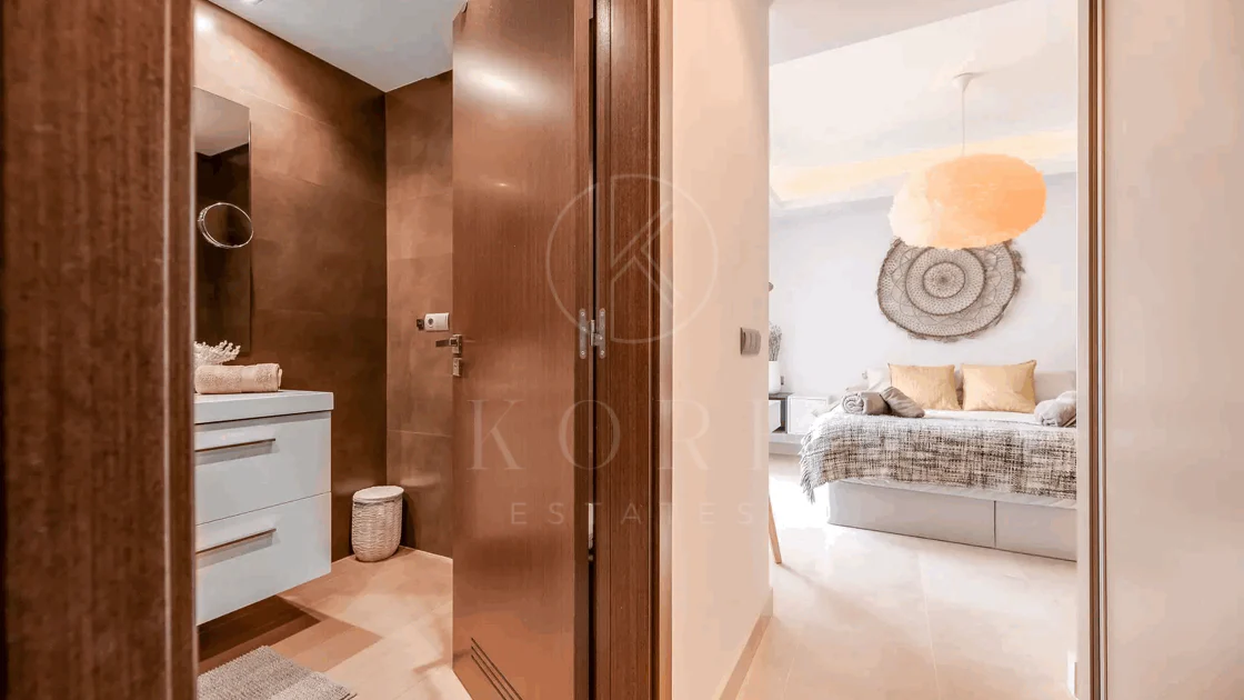 Luxury, spacious 3 bedroom Elevated Ground floor apartment in Avalon, Los Arqueros Golf