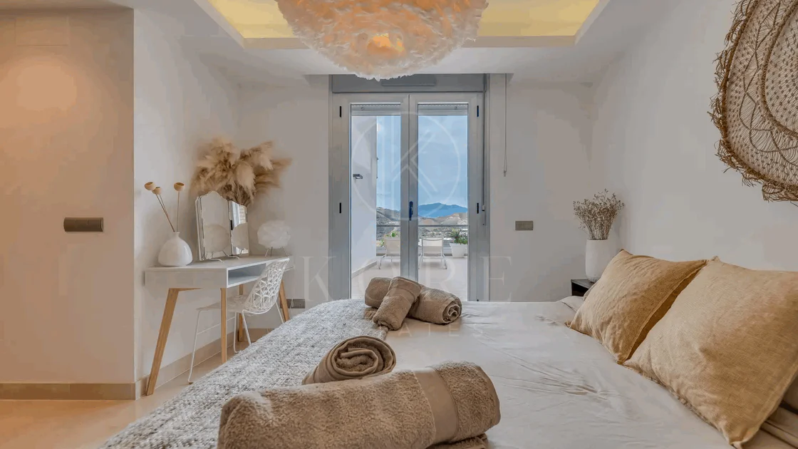 Luxury, spacious 3 bedroom Elevated Ground floor apartment in Avalon, Los Arqueros Golf