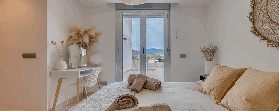 Luxury, spacious 3 bedroom Elevated Ground floor apartment in Avalon, Los Arqueros Golf
