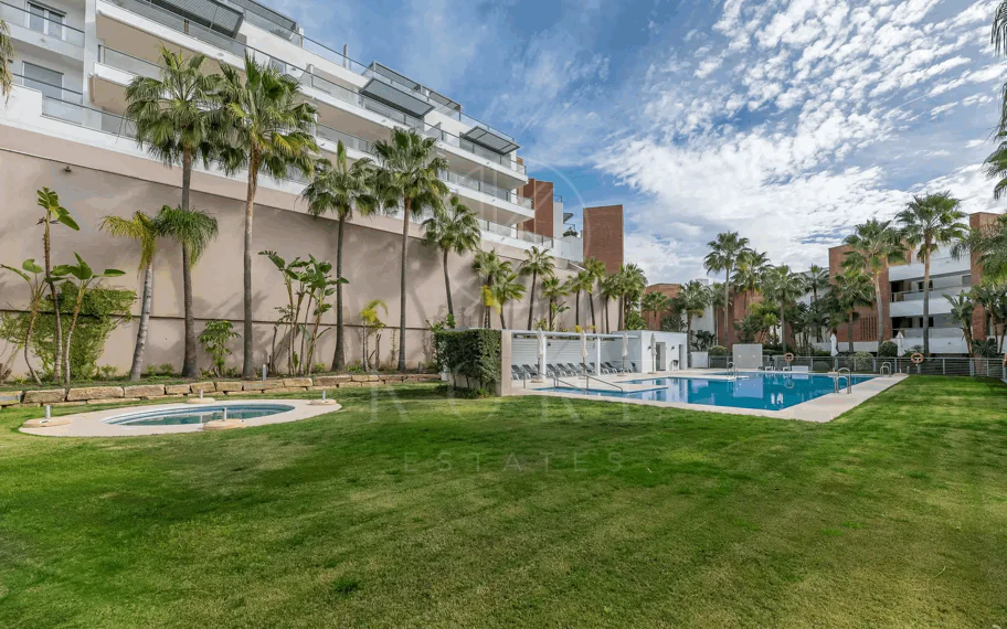 Lujoso y espacioso apartamento de 3 dormitorios en planta baja en Avalon, Los Arqueros Golf