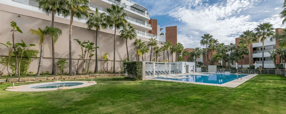 Luxury, spacious 3 bedroom Elevated Ground floor apartment in Avalon, Los Arqueros Golf