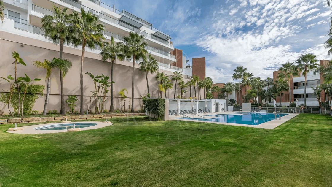Luxury, spacious 3 bedroom Elevated Ground floor apartment in Avalon, Los Arqueros Golf