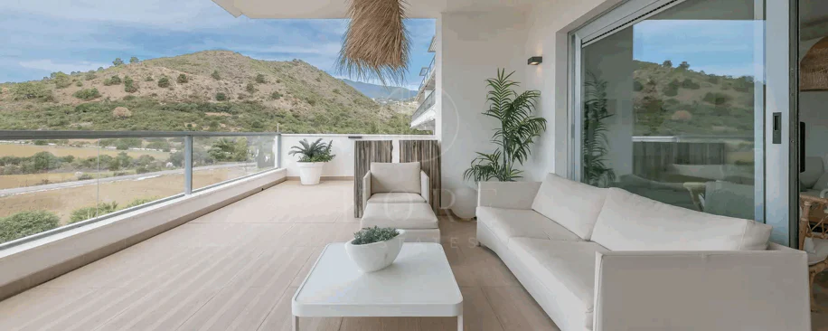 Luxury, spacious 3 bedroom Elevated Ground floor apartment in Avalon, Los Arqueros Golf