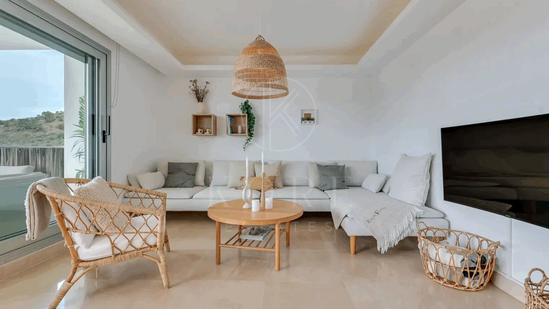 Luxury, spacious 3 bedroom Elevated Ground floor apartment in Avalon, Los Arqueros Golf