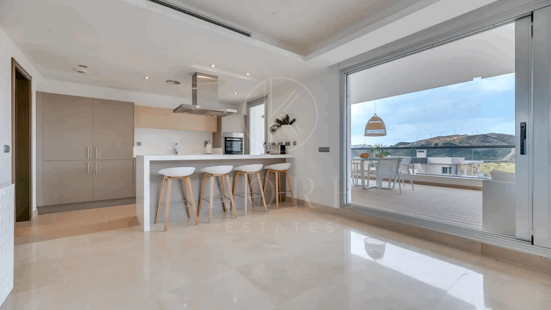 Luxury, spacious 3 bedroom Elevated Ground floor apartment in Avalon, Los Arqueros Golf