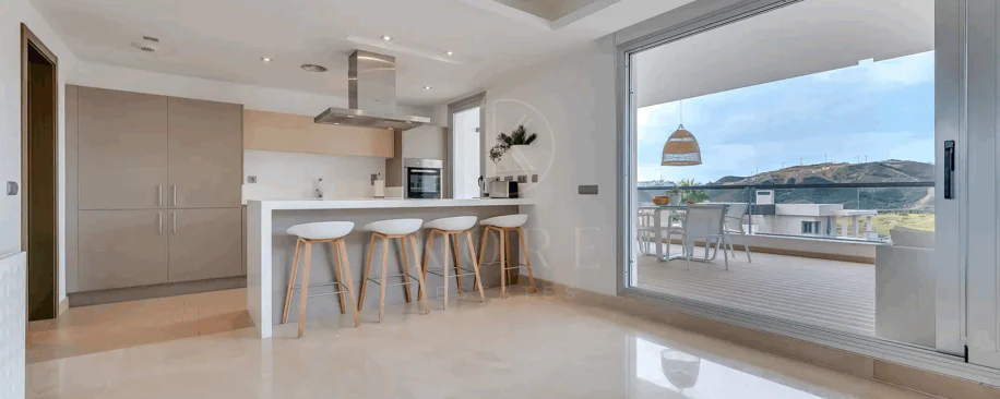 Luxury, spacious 3 bedroom Elevated Ground floor apartment in Avalon, Los Arqueros Golf