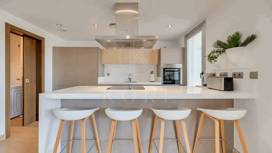 Luxury, spacious 3 bedroom Elevated Ground floor apartment in Avalon, Los Arqueros Golf